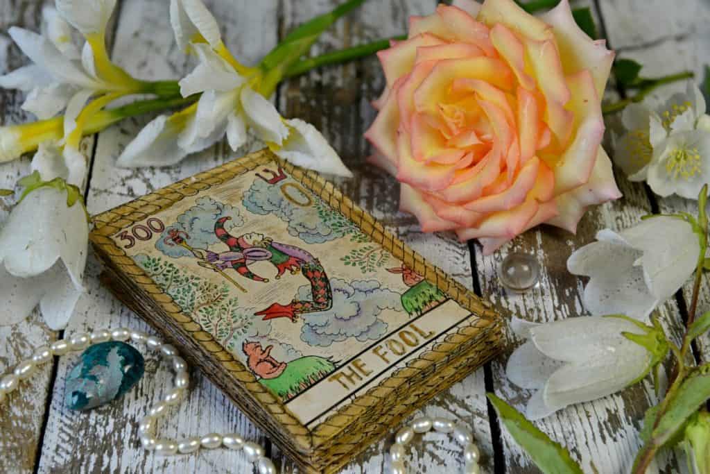 Kombiniranje starog i novog: mistični look za male novce